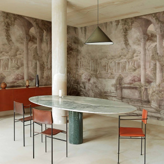Fototapet cu design clasic de coloane și peisaj de toamnă într-un interior elegant
