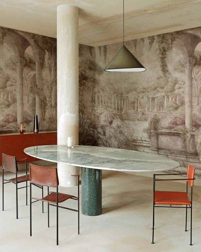Fototapet cu design clasic de coloane și peisaj de toamnă într-un interior elegant