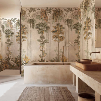 Tapet cu design exotic și coloane arhitecturale într-o baie modernă