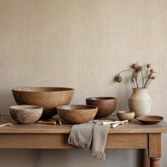 Tapet cu textură naturală bej, decor rustic cu vase din lemn
