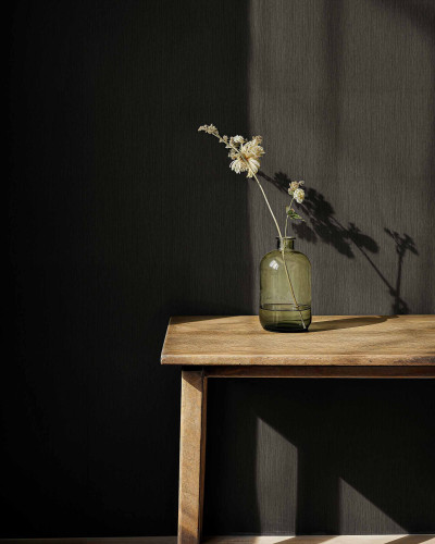 Tapet negru cu textură fină, decor interior elegant