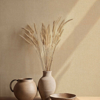 Tapet texturat bej cu decor ceramic.