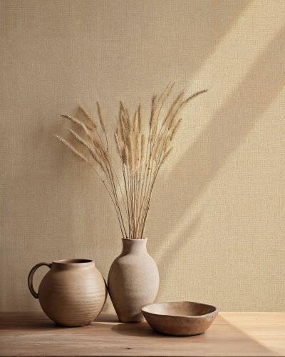 Tapet texturat bej cu decor ceramic.