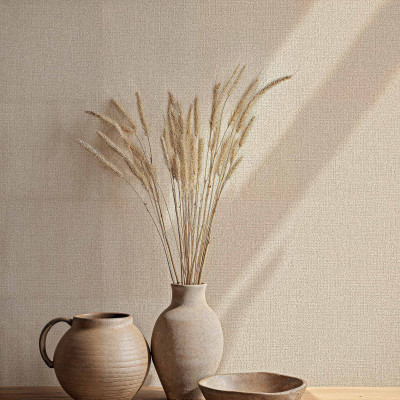 Tapet bej texturat într-un decor interior cu accente naturale.