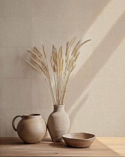 Tapet bej texturat într-un decor interior cu accente naturale.