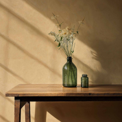 Tapet decorativ cu textură naturală într-un interior elegant