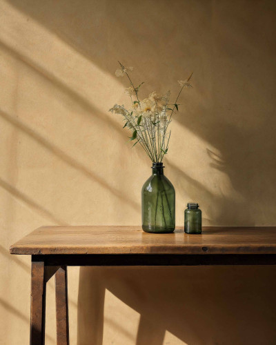 Tapet decorativ cu textură naturală într-un interior elegant