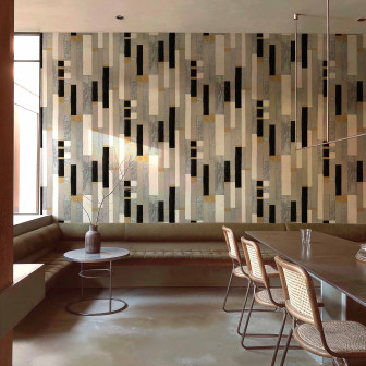 Tapet abstract gri, argintiu și negru într-un interior modern
