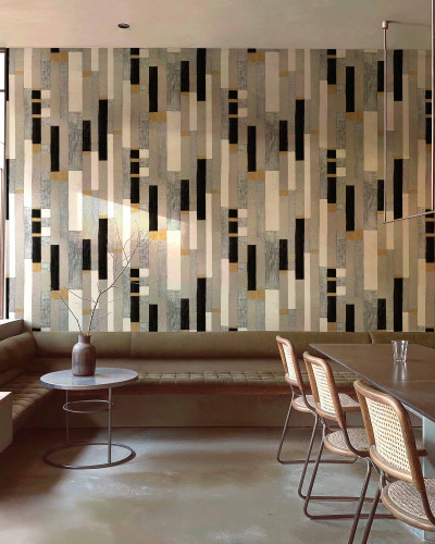 Tapet abstract gri, argintiu și negru într-un interior modern