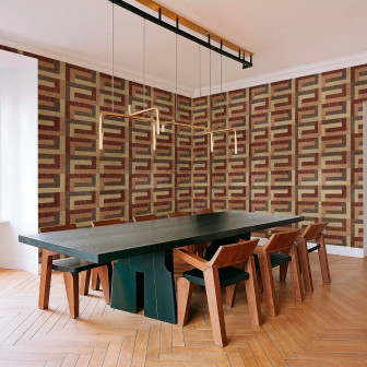 Tapet cu design geometric în nuanțe de auriu și maro într-o sufragerie elegantă