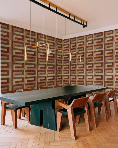 Tapet cu design geometric în nuanțe de auriu și maro într-o sufragerie elegantă