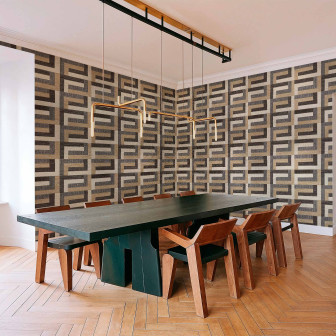 Tapet geometric argintiu într-o sufragerie modernă