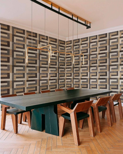 Tapet geometric argintiu într-o sufragerie modernă