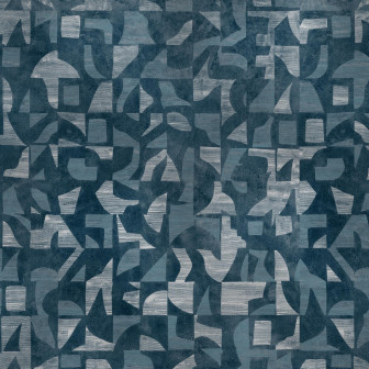 Tapet abstract geometric în nuanțe de albastru și argintiu, aplicat pe un perete într-un living modern.