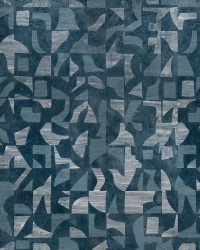 Tapet abstract geometric în nuanțe de albastru și argintiu, aplicat pe un perete într-un living modern.