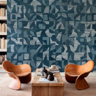 Tapet abstract geometric în nuanțe de albastru și argintiu, aplicat pe un perete într-un living modern.