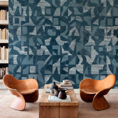 Tapet abstract geometric în nuanțe de albastru și argintiu, aplicat pe un perete într-un living modern.