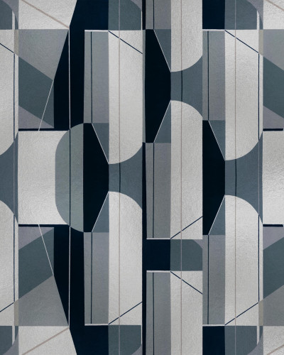 Tapet geometric in nuante de gri si argintiu, ideal pentru baie
