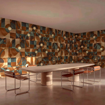 Tapet cu model geometric abstract în nuanțe de maro și argintiu într-o sufragerie modernă