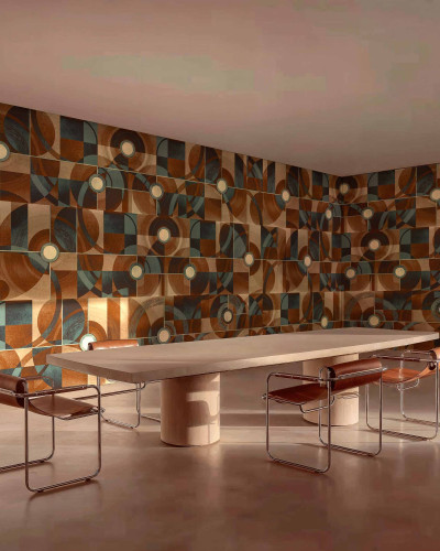 Tapet cu model geometric abstract în nuanțe de maro și argintiu într-o sufragerie modernă