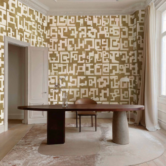 Tapet cu design abstract auriu într-un interior modern