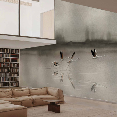 Tapet cu motive de flamingo într-un living modern