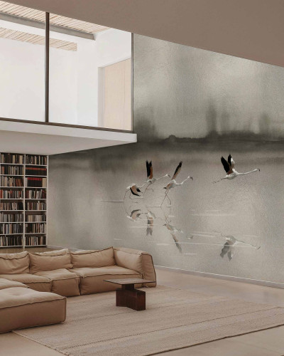 Tapet cu motive de flamingo într-un living modern