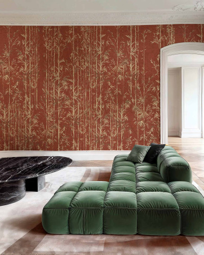Tapet cu design bambus în nuanțe de cupru, într-un living elegant.