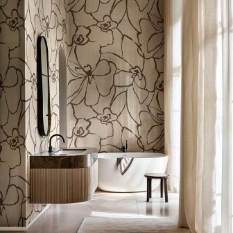 Tapet floral elegant în baie