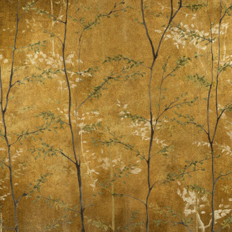 Tapet auriu cu design inspirat de natură într-o baie modernă