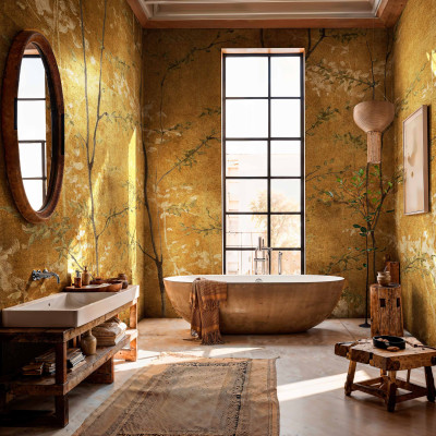 Tapet auriu cu design inspirat de natură într-o baie modernă
