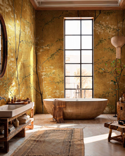 Tapet auriu cu design inspirat de natură într-o baie modernă