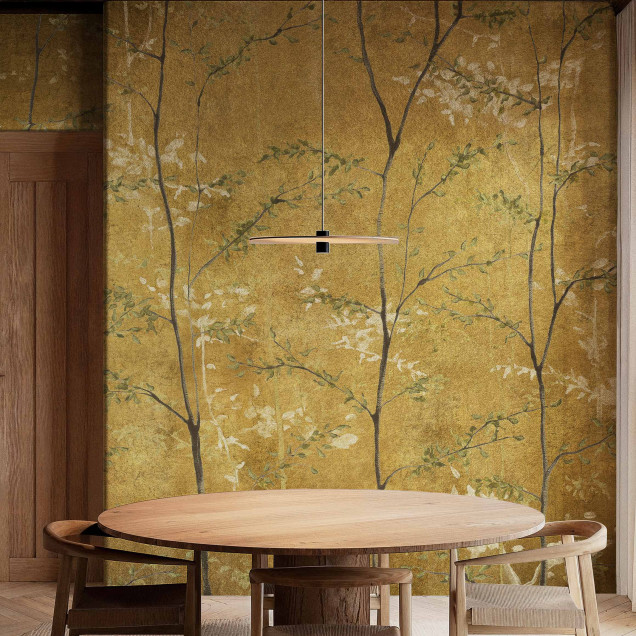 Tapet auriu cu design inspirat de natură într-o baie modernă