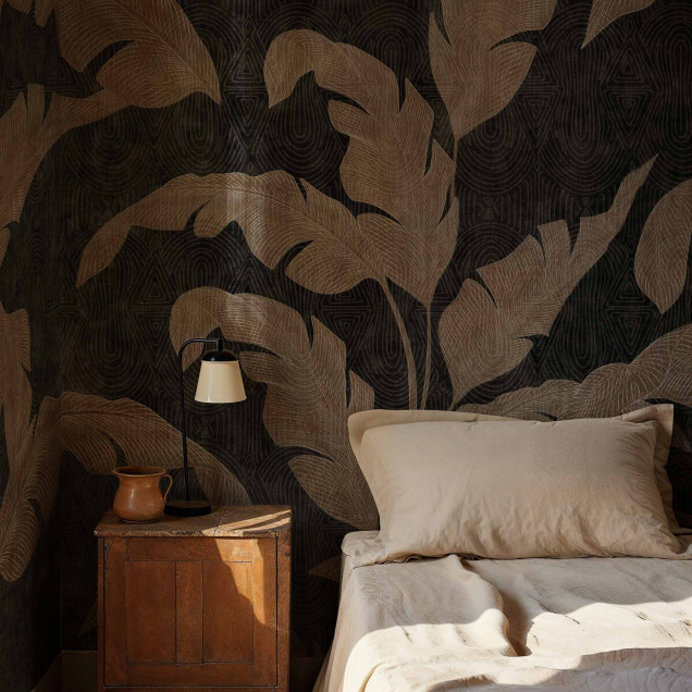 Tapet cu design frunze argintii intr-un living modern