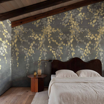 Tapet decorativ cu frunze aurii într-un dormitor elegant