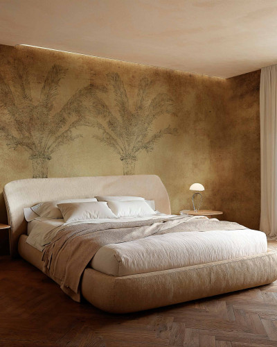 Tapet auriu cu design elegant de palmieri într-un dormitor