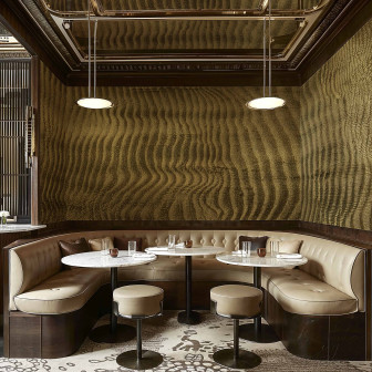 Tapet auriu texturat într-un interior elegant