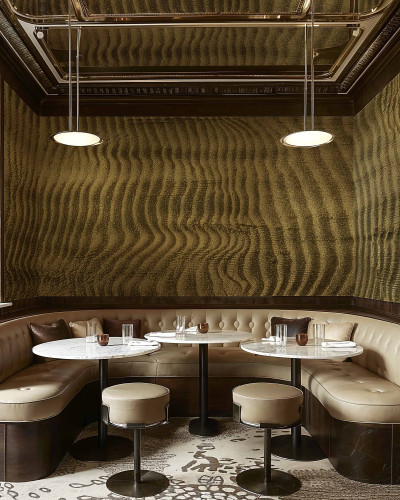 Tapet auriu texturat într-un interior elegant