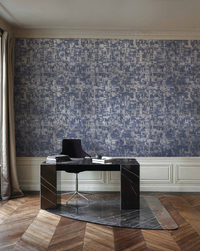 Tapet cu model abstract argintiu și albastru într-un interior elegant
