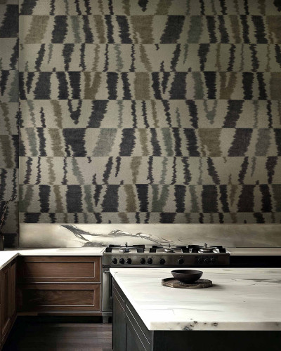 Tapet cu design abstract în nuanțe de gri și argintiu, aplicat într-o bucătărie modernă.