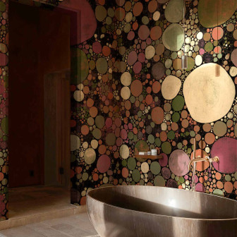 Fototapet abstract cu cercuri multicolore într-o baie modernă