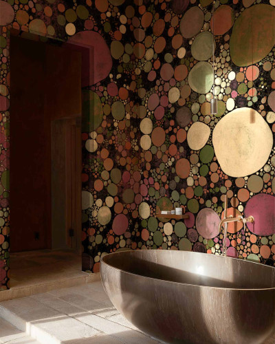 Fototapet abstract cu cercuri multicolore într-o baie modernă