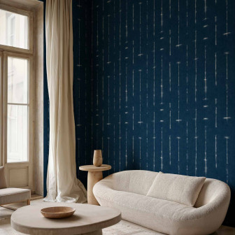 Tapet indigo cu model vertical într-o cameră de zi elegantă