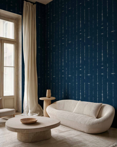 Tapet indigo cu model vertical într-o cameră de zi elegantă