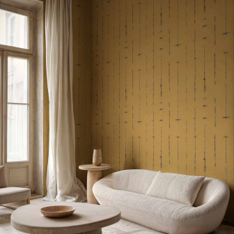 Tapet decorativ cu model abstract în nuanțe de miere într-o cameră de zi elegantă