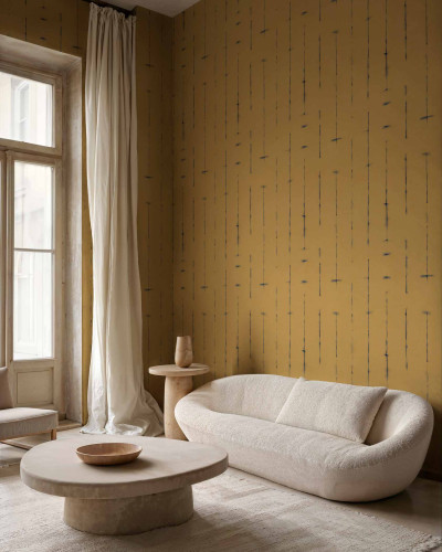 Tapet decorativ cu model abstract în nuanțe de miere într-o cameră de zi elegantă
