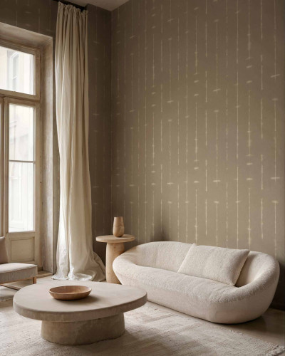 Tapet cu aspect de iută într-un living modern