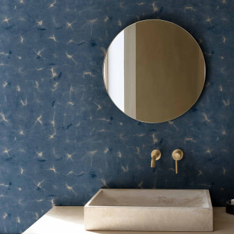 Tapet indigo cu design abstract într-o baie modernă