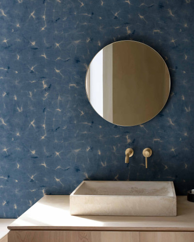 Tapet indigo cu design abstract într-o baie modernă