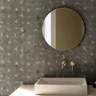 Tapet decorativ gri cu detalii aurii într-o baie modernă